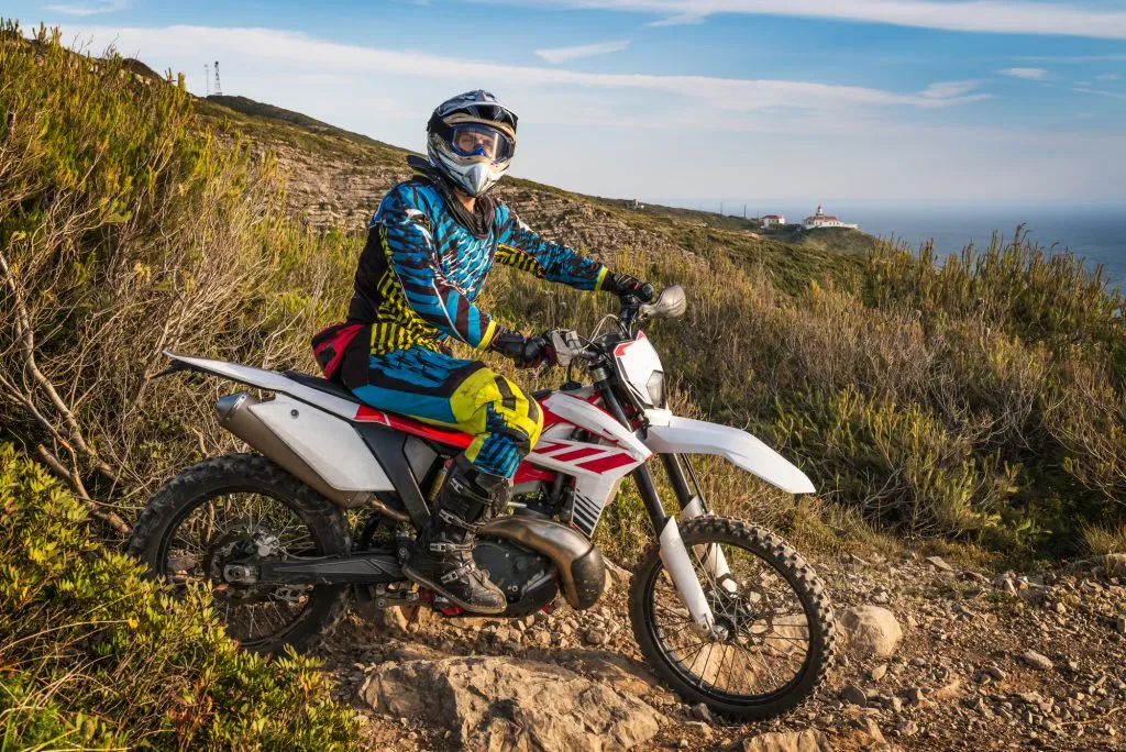 Ubrania na motocross. Poznaj popularne marki odzieży offroadowej